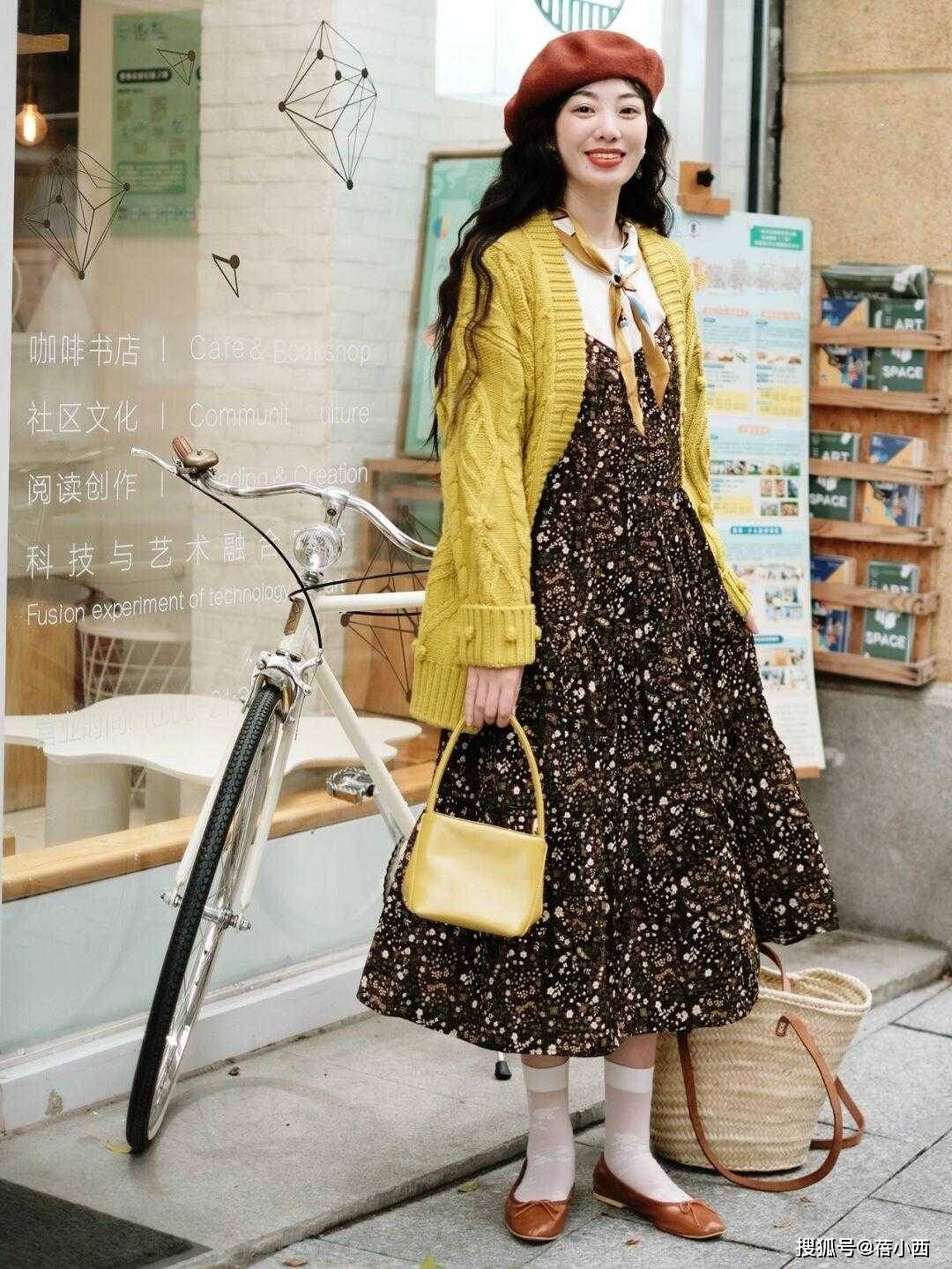 皮鞋 今秋流行“油画裙”,搭开衫、西装、风衣都好看,时髦又有品质感