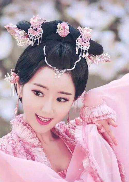 搞笑GIF趣圖：妹子和男友逛街竟然還穿拖鞋，被他發現你就尷尬了 搞笑整蠱 第9张