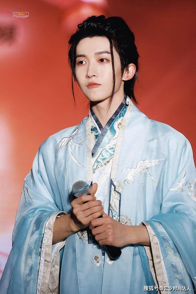 刘宇不愧是国风美少年身穿汉服清冷又帅气让人一眼难忘