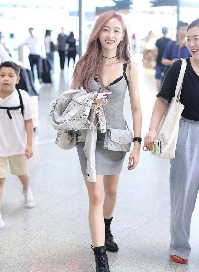 内衣 吴宣仪继“内衣外穿”后，又挑战“内衣裙”，是要走性感路线了？