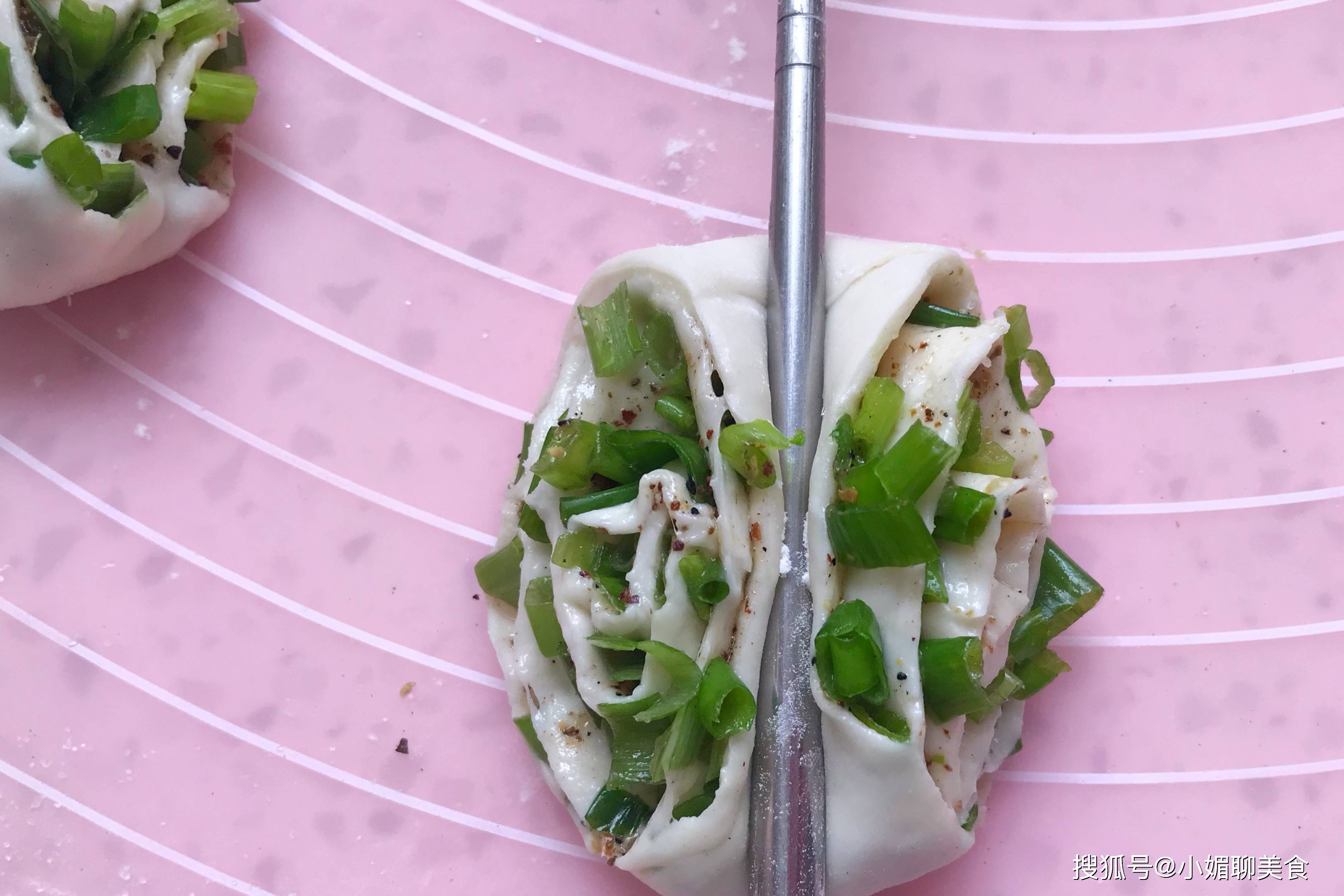 面团|面粉别蒸馒头了，教你做千层花卷，鲜香美味，比馒头好吃100倍