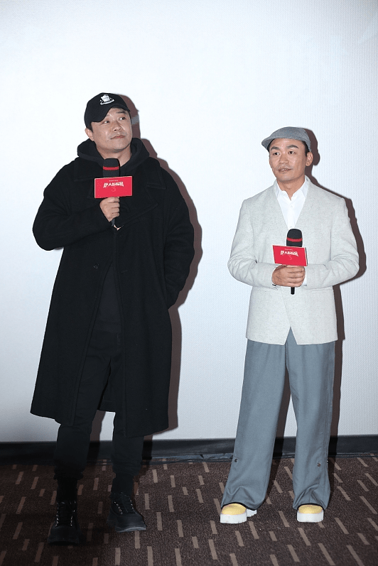 全黑 陈思诚发福的也太明显了，穿黑大衣都不显瘦，胖得有点让人认不出