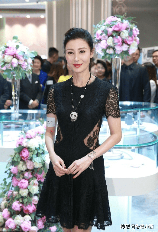黑色 51岁李嘉欣越老越敢穿，穿蕾丝裙腰间挖“2洞”，转身瞬间更迷人