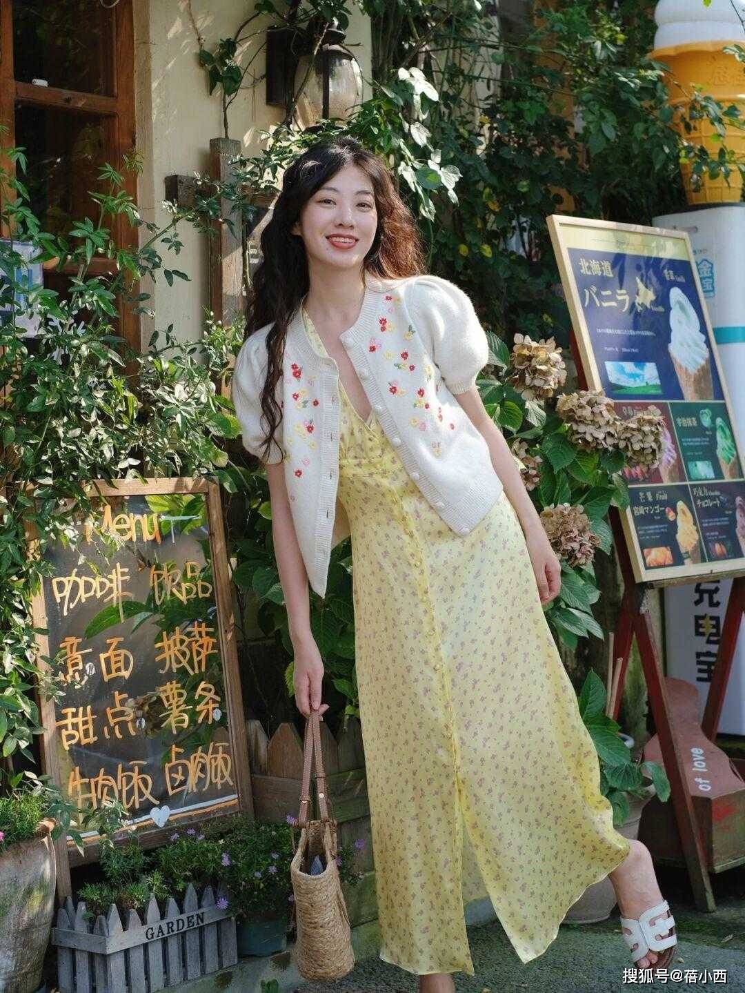 皮鞋 今秋流行“油画裙”,搭开衫、西装、风衣都好看,时髦又有品质感