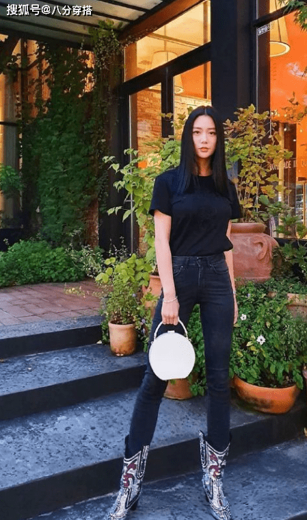 一身 克拉拉解锁牛仔装新穿法，酷飒又不失优雅，果然是“性感天花板”