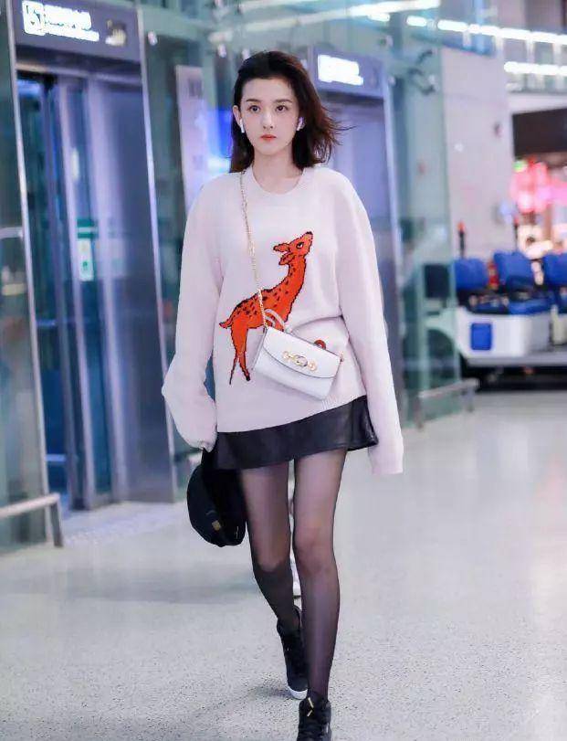 孙怡 真看不懂宋祖儿的时尚,直接穿条黑丝就来走机场,看着不尴尬吗?