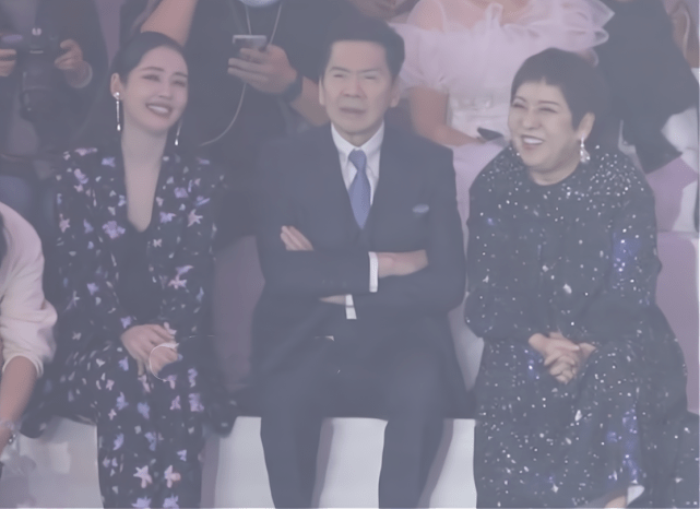 向太 向太穿“钻石裙”大抢风头!豪门婆媳高调看秀,华丽亮相美成花