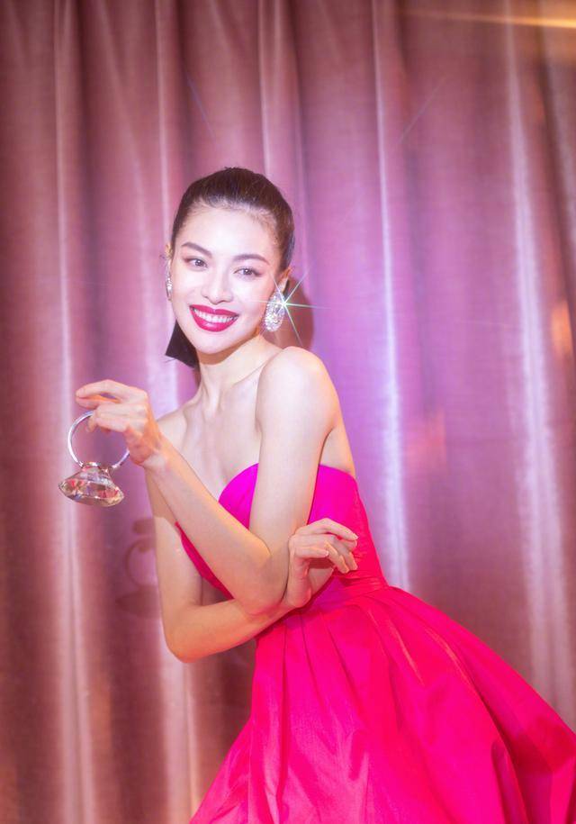 整体 104斤的张靓颖与94斤的钟楚曦，同穿芭比粉长裙，看完不想减肥了