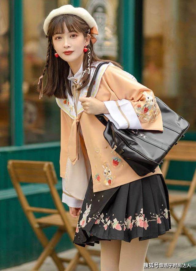 配饰 最近火了一种穿搭叫“汉服+丝袜”，时髦显瘦，还很高级