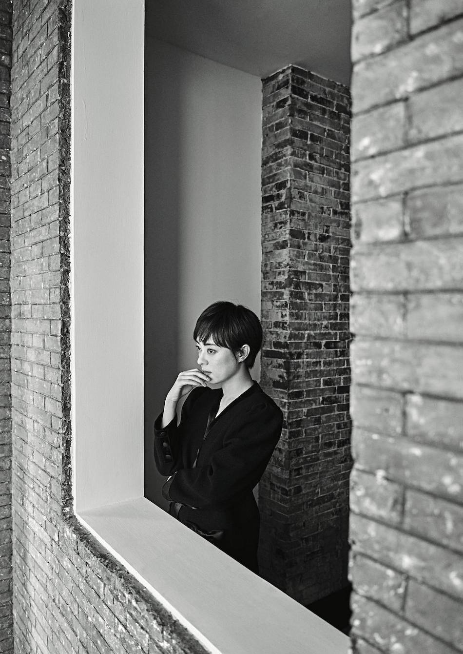 孙俪黑白氛围感大片释出 短发造型出镜优雅迷人