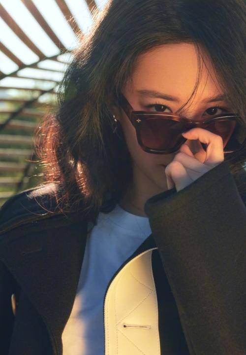 酷飒 刘亦菲风格大变，变酷飒女孩，墨镜加大波浪，绝美