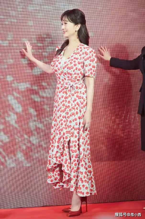 颜色 赵雅芝真是不服老,穿“樱桃连衣裙”腰细腿长好减龄,真有66岁?