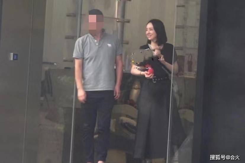 双手41岁董璇带女儿走机场！穿露腰短上衣不怕冷，被女儿环抱好亲密