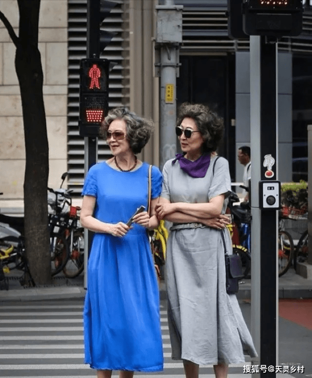 显得 惊艳到了！即使年华老去，依旧能美的优雅又高级