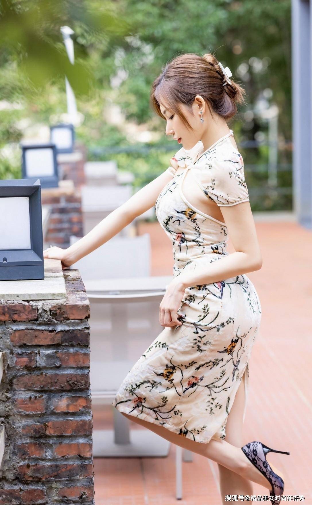 黑色 小姐姐身穿旗袍，性感迷人，尽显妩媚动人的女人味