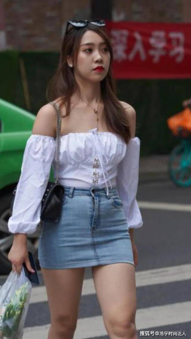 设计 一字肩衬衫搭配牛仔包臀裙,高矮胖瘦都能穿,饱满又圆润