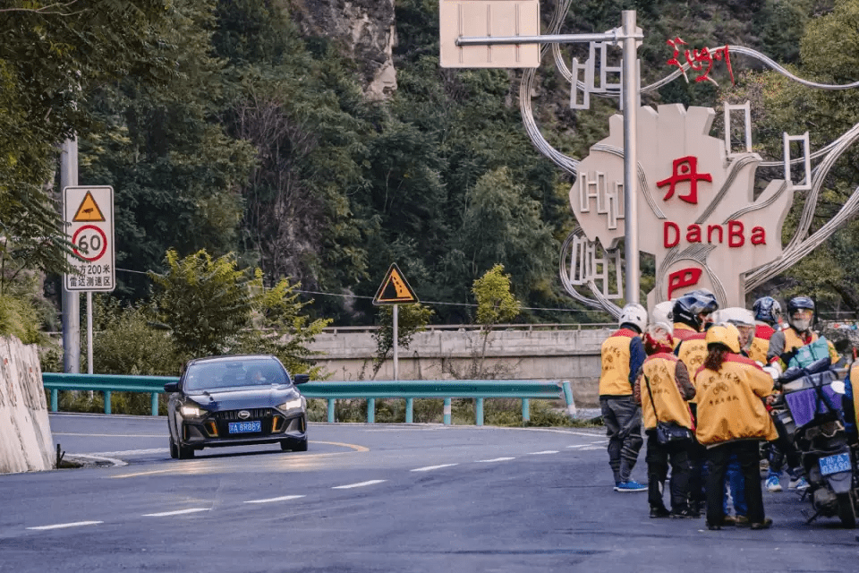 转向|开2021最火的网红车，打卡最热的川西网红店