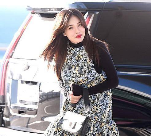 好身材 泫雅选的裙子很奇怪，好身材都藏住了，看着像个小孩一样