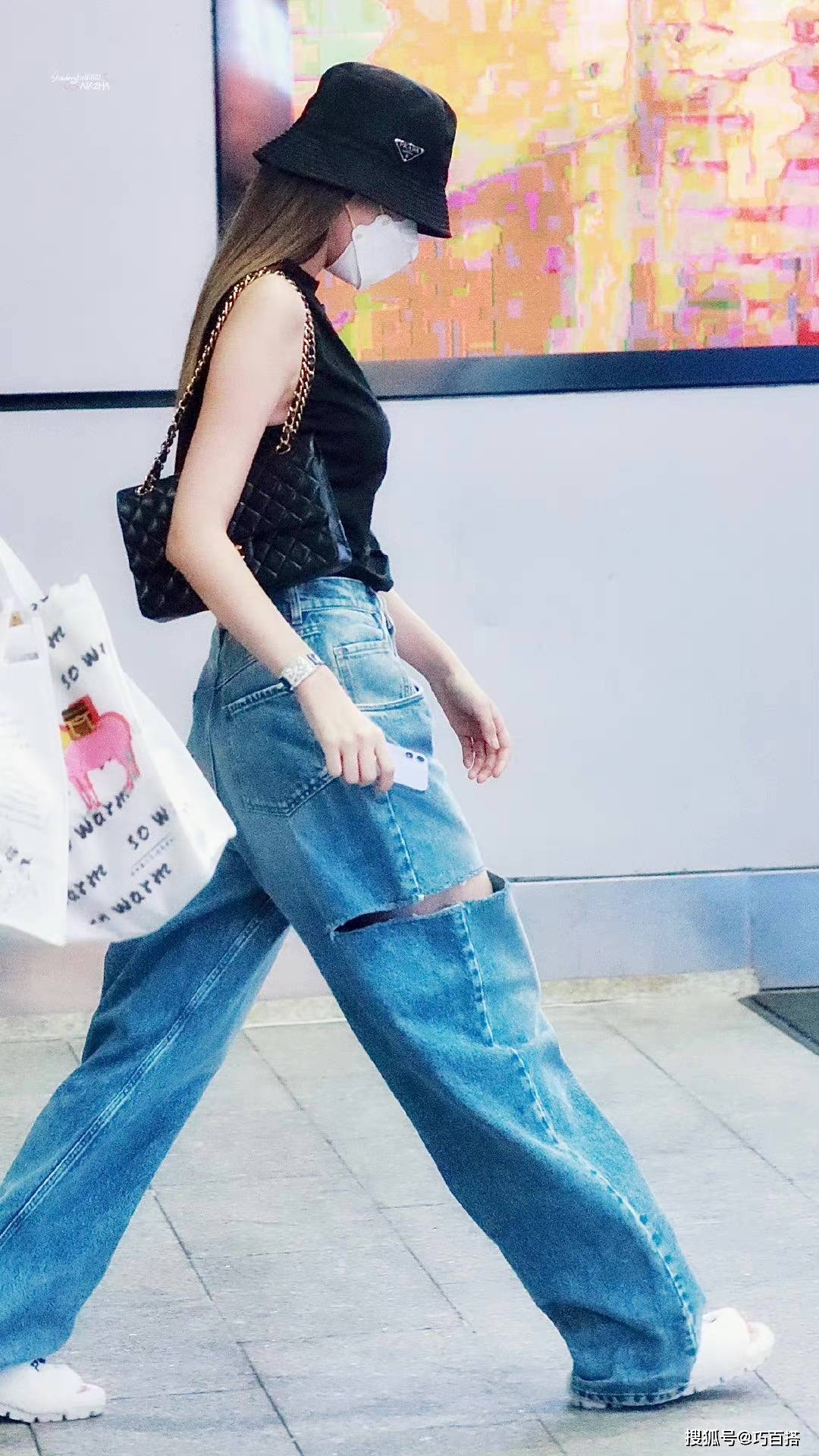条纹 古力娜扎又美出圈了，条纹针织衫搭配牛仔裤，休闲也能气质范儿
