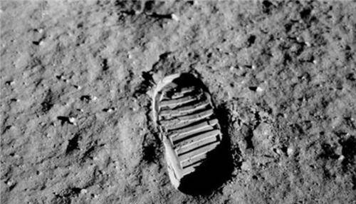 1969年，美国宇航员在月球插了一面旗，如今拍到，情况有些不对劲