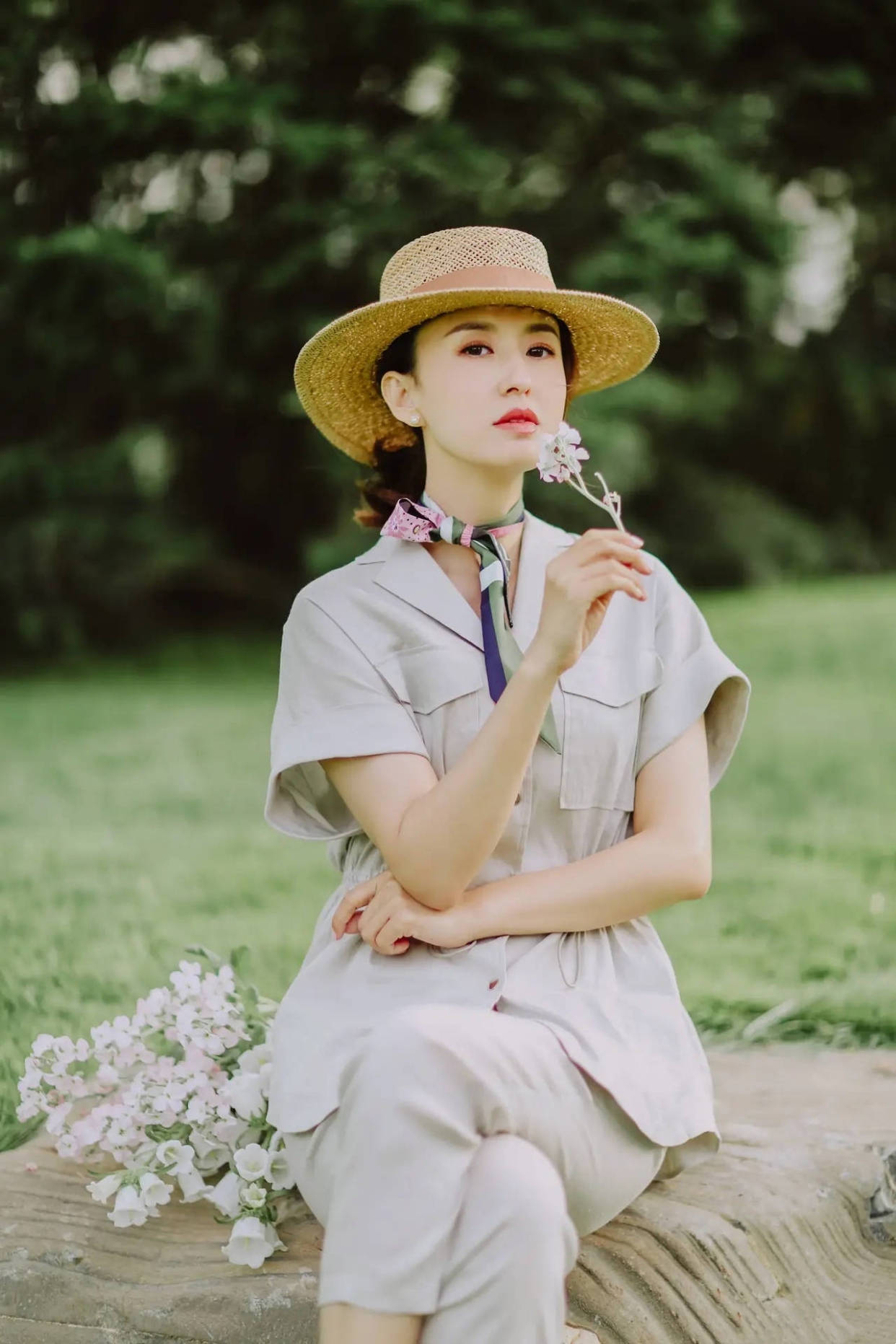 张蕾 张蕾的优雅总是那么高级，浅灰色套装配草编小礼帽，人比花娇俏