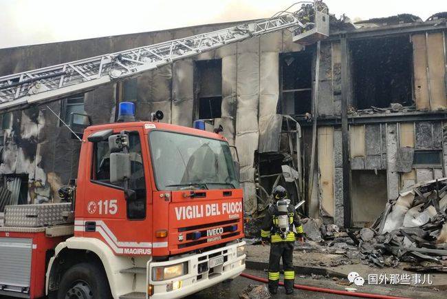 原创意大利一架飞机坠毁撞到大楼后爆炸，机上8人全遇难，包括亿万富翁一家3口