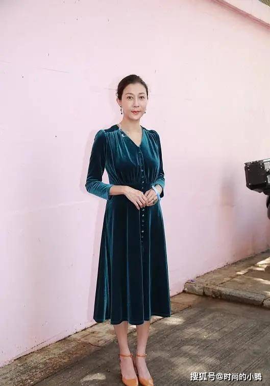 身材 吴绮莉越老越敢秀身材,穿深V蕾丝开叉连衣裙,42寸长腿太抢镜