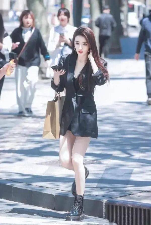卫衣 徐璐穿衣真“火辣”，黑色卫衣配渔网丝袜，这腿又长又直太美了