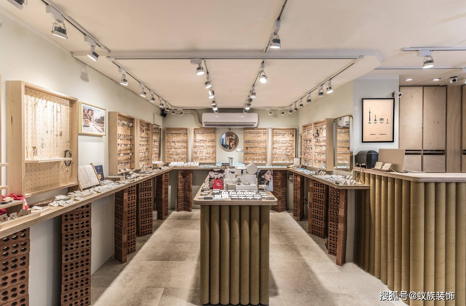 四,灯光设计梧州饰品店装修风格如何选择十分的重要,但是你的饰品所