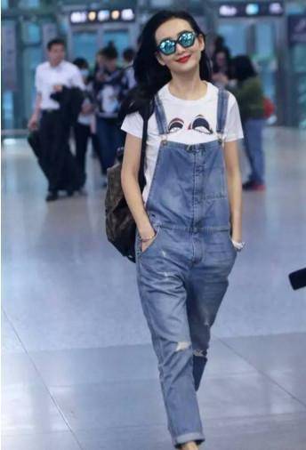 整体 王鸥太有反差萌，穿T恤衫配“初恋裤”好少女，这状态哪像有37岁