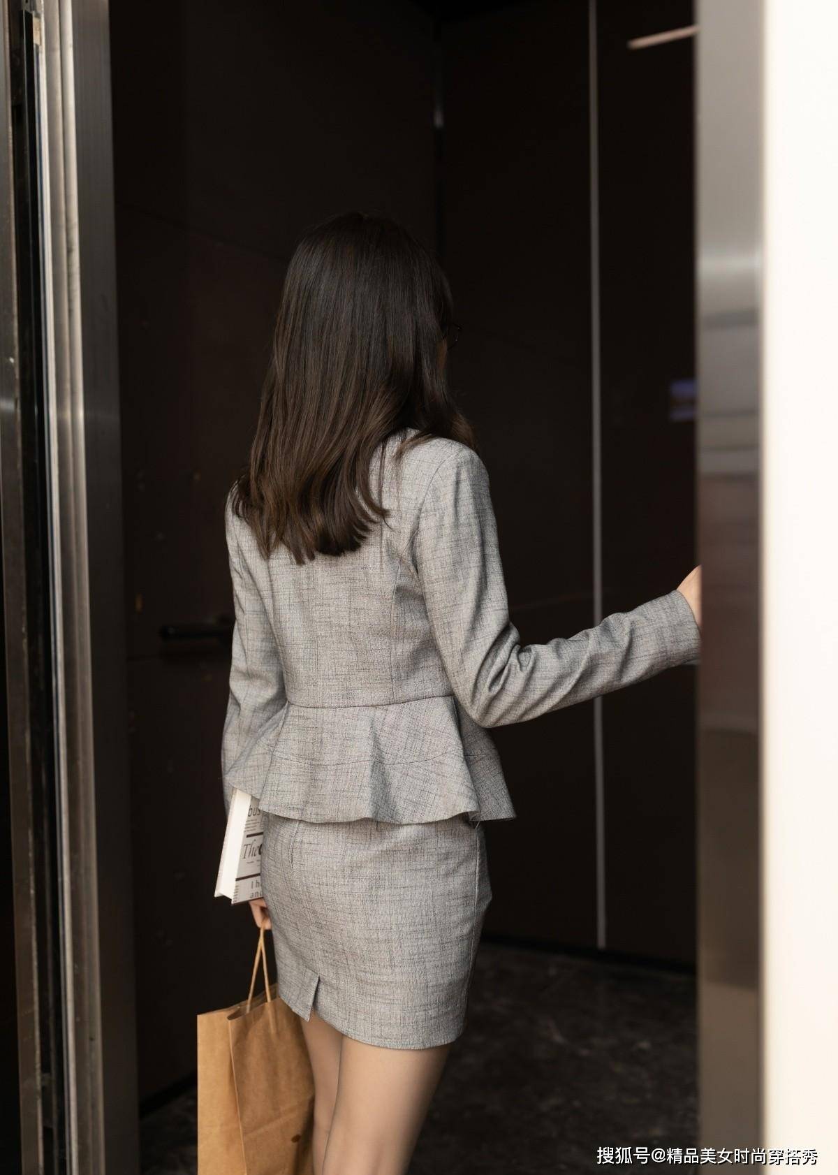 黑色 米灰色的套装裙很衬肤色的美，甜美知性的款式在职场中时尚耐看