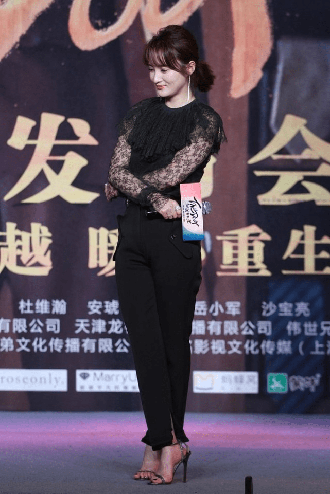 设计 蒋勤勤的娇妻人设很稳,穿黑色套装都不显老,气质温柔又大气