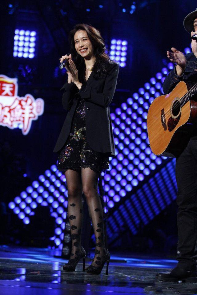 图案 莫文蔚真不愧是气质女神，穿黑色西服内搭连衣裙华丽大气，超漂亮