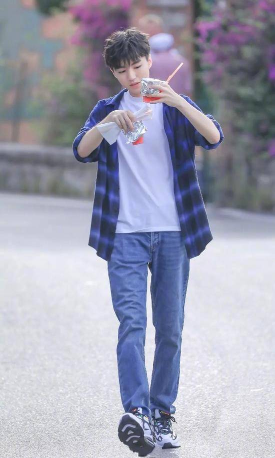 宠儿 王俊凯在校园录制节目被偶遇，帅气清爽的打扮真时尚！时尚界宠儿