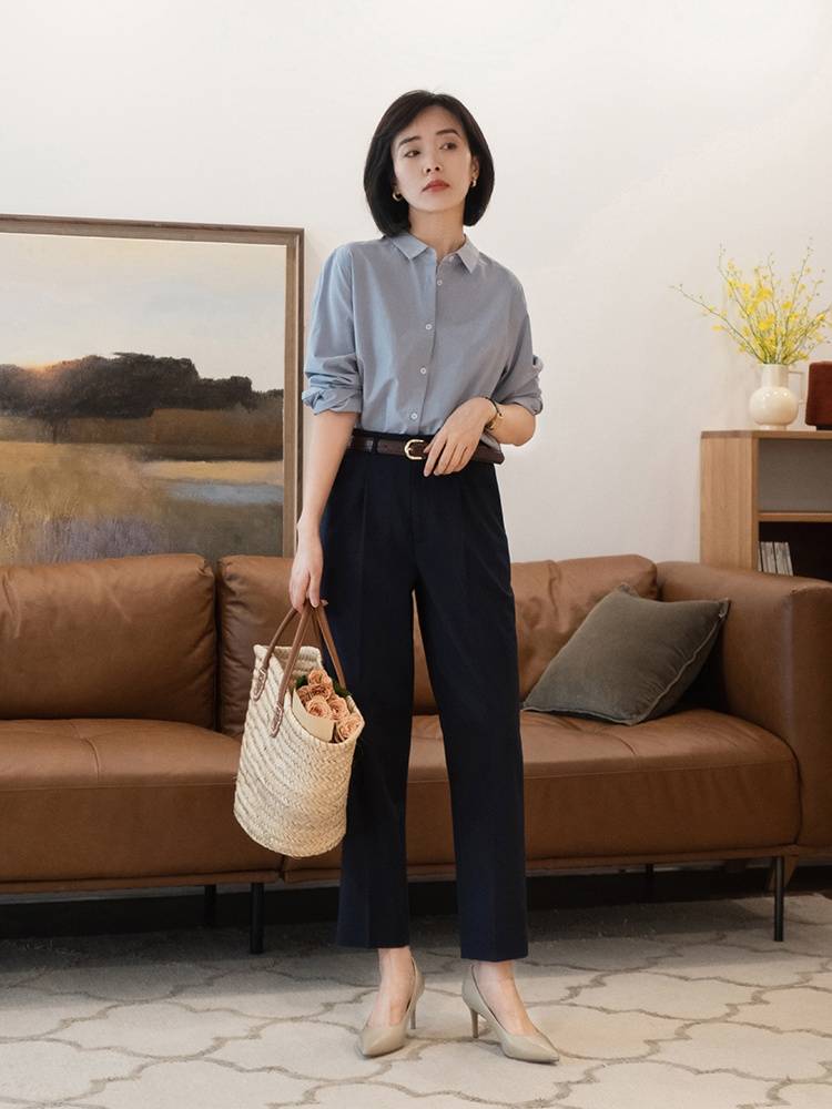 蓝色 上班的女生怎么选择衬衫？浅蓝色衬衫配西装裤或半身裙，就很好看