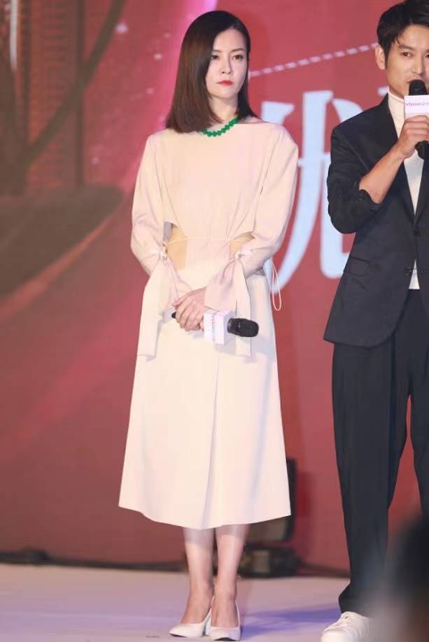 坐姿 刘孜：40+气质依然很好，穿肉色长裙腰腰镂空设计，坐姿端庄大方