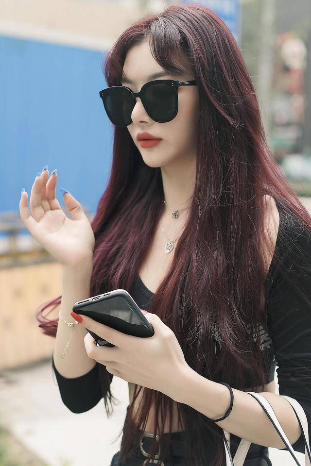 孔雪儿 孔雪儿气场全开,黑色上衣配短裤狂野霸气,干练酷炫太有魅力