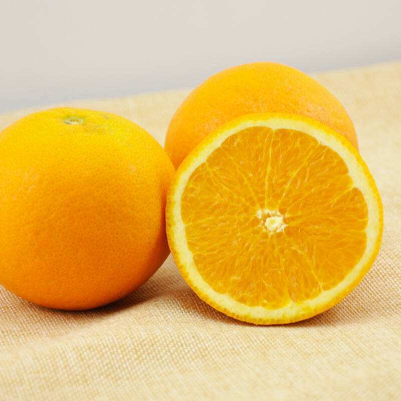 1, 鲜橙3-5个,洗净不去皮,放入榨汁机榨汁饮服,使用新鲜橘子来代替