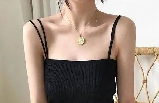 上臂 穿吊带出门,男朋友说我是骚货