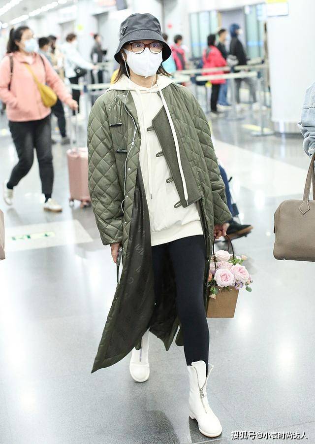 卫衣 这是提前过冬了？闫妮穿卫衣又裹大衣，健美裤搭靴子还真与众不同