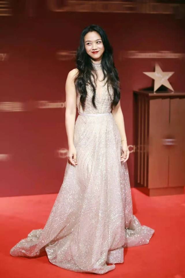 色彩 汤唯脱下礼服赶飞机!穿格纹西装戴中国红口罩心情大好,颜值绝了