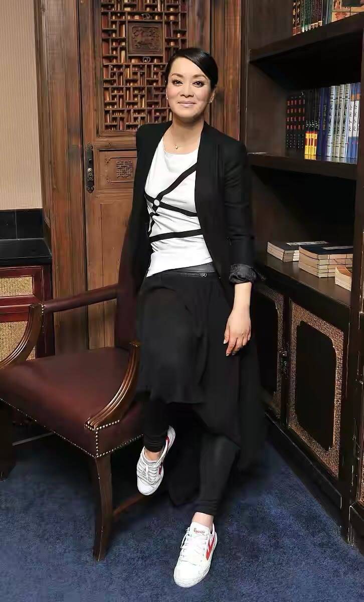配饰 毛阿敏越老越潮，穿一身黑还扎个小揪揪，瘦成“麻杆”也有大姐范