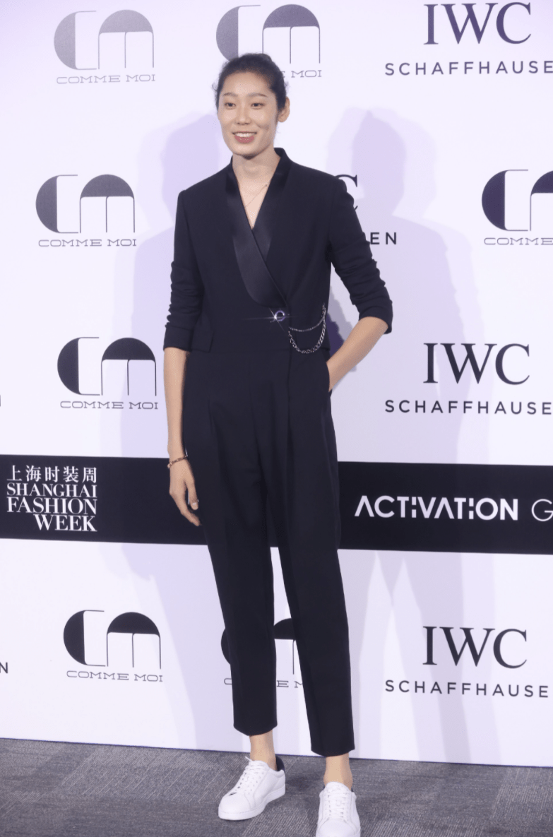 中國女排|酷勁十足！女排隊長亮相時裝周，李娜仰視朱婷夢幻聯(lián)動，巨星聚首