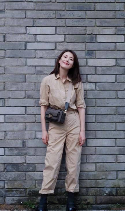 背心 高圆圆42岁生日写真曝光,穿黑色豹纹连衣裙配短靴,优雅知性气质佳