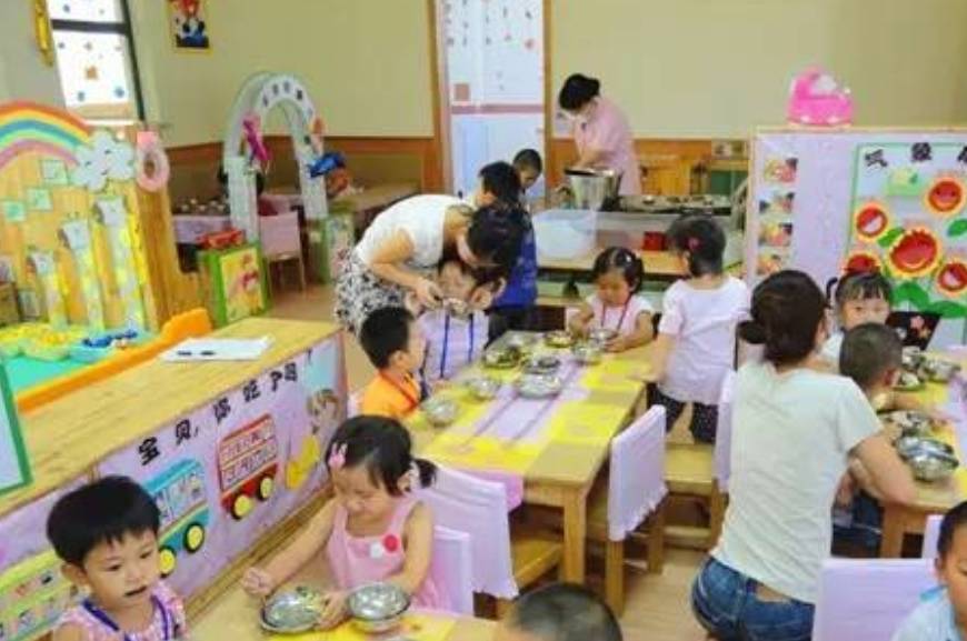 崩溃|幼儿老师发现孩子衣服标签被剪，背后原因让她崩溃，园长：已退园