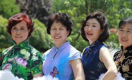 地方中年女人化妆：一个地方要白，一个地方要黑！不用装嫩，简单漂亮