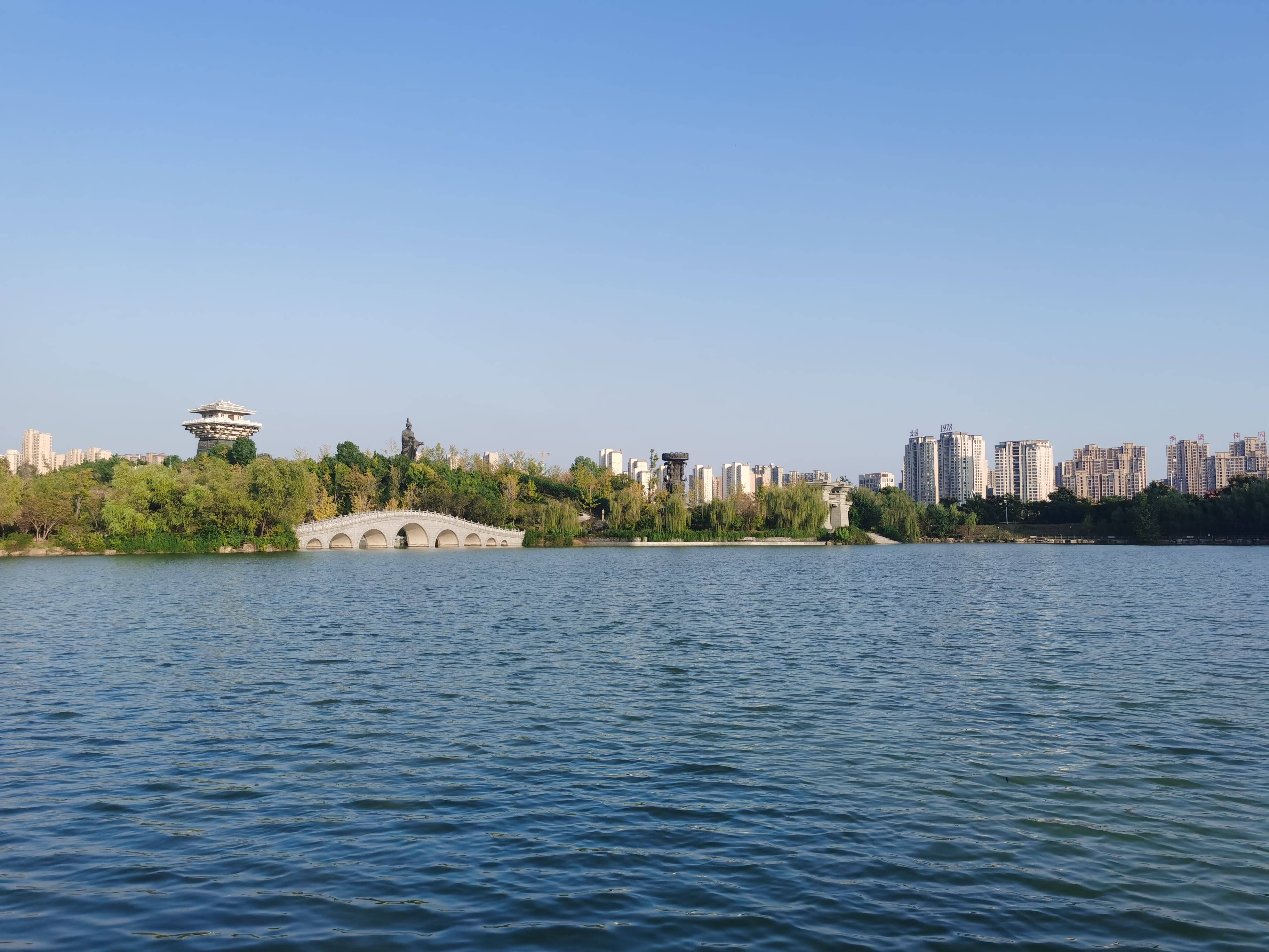 城区最大的山水园林,当地人称季梁公园,是随州醇厚文化的缩影