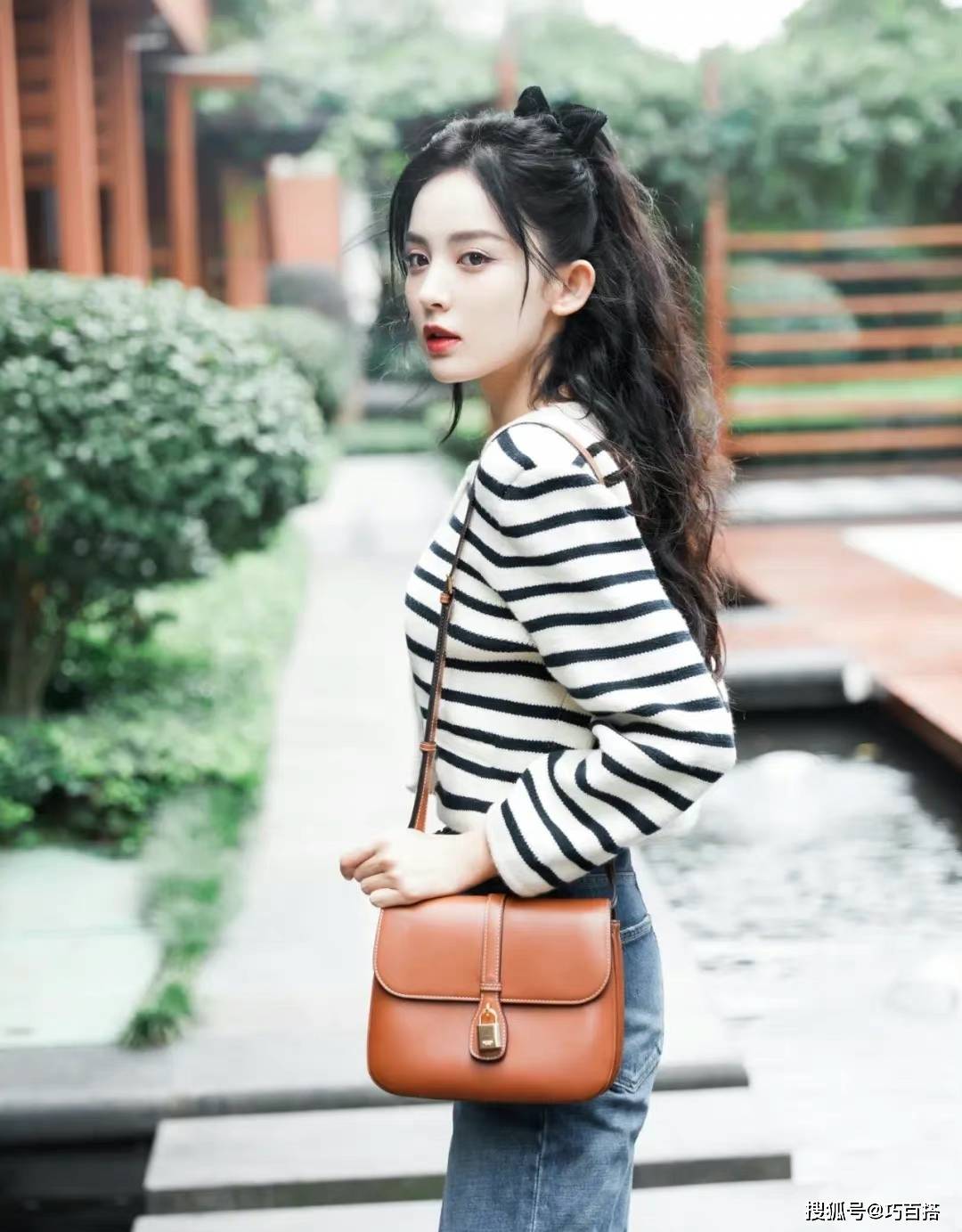 条纹 古力娜扎又美出圈了，条纹针织衫搭配牛仔裤，休闲也能气质范儿