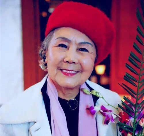 地方中年女人化妆：一个地方要白，一个地方要黑！不用装嫩，简单漂亮