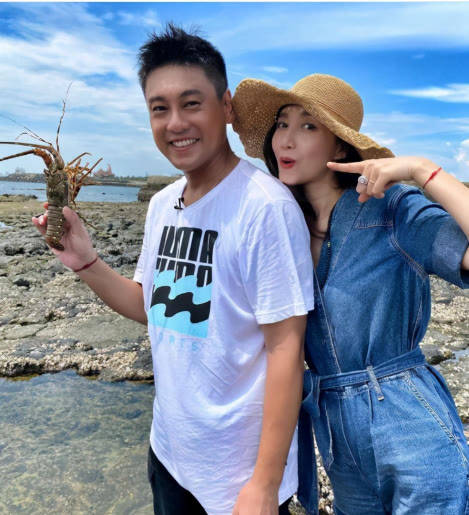 朱孝天 朱孝天老婆罕露面，穿T恤配百褶裙好娇俏，赖在老公怀里撒娇真甜